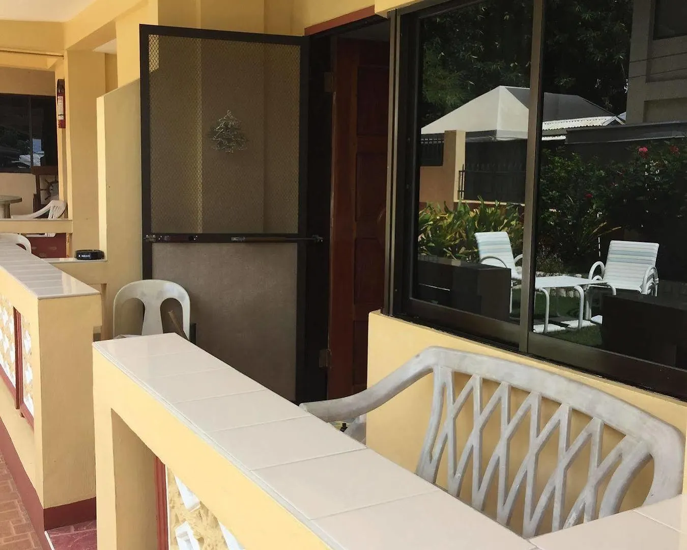 Cherrys @ Home Rooms For Rent Panglao Apartment